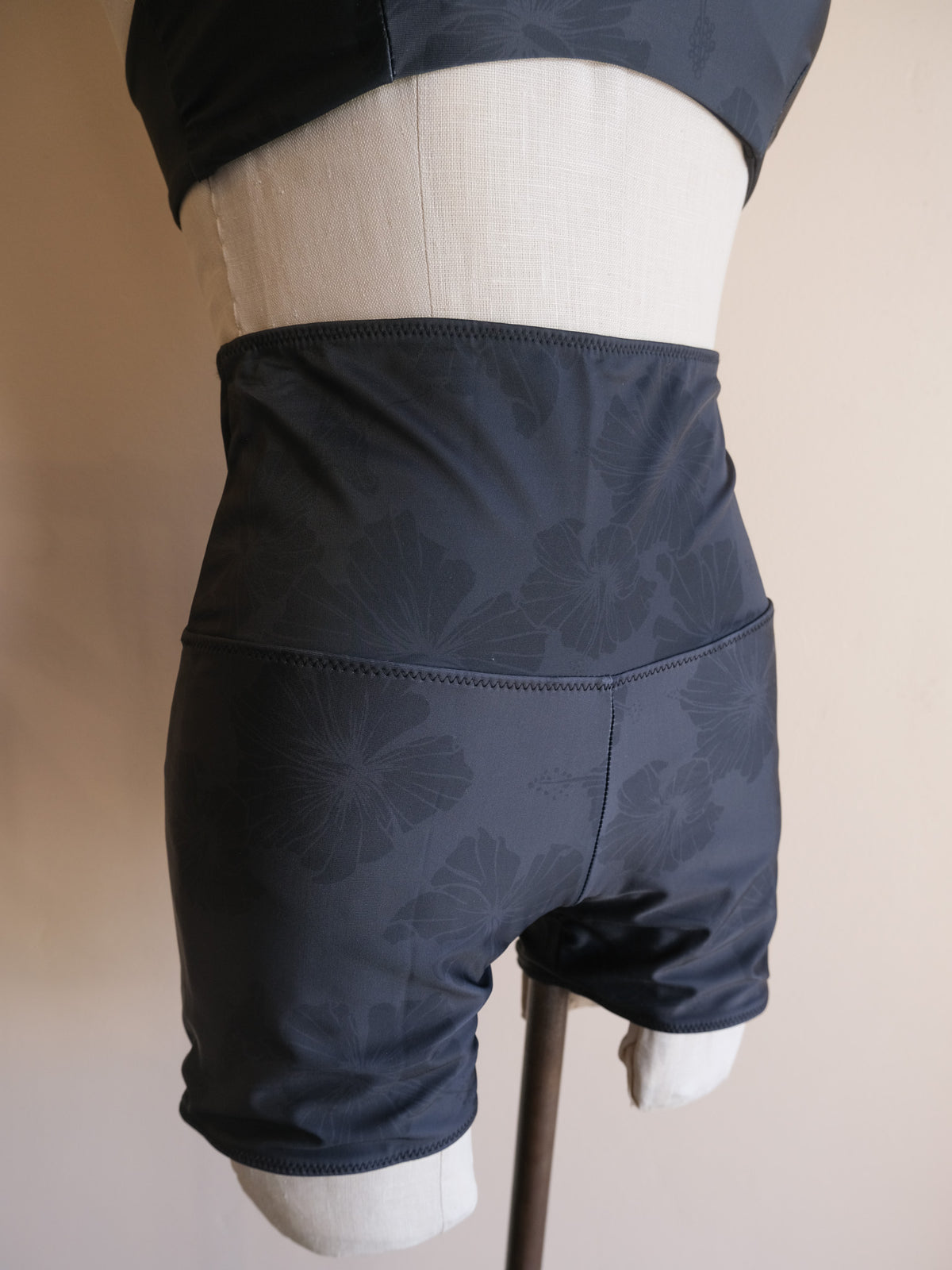 Wāhine Swim Shorts Ka Pō Hiwa
